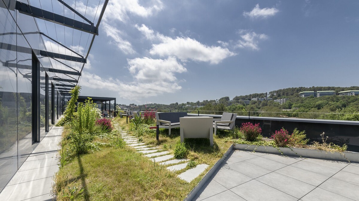 au cœur de SOPHIA ANTIPOLIS immeubles de bureaux vendus à Sopra Steria et STMicroelectronics